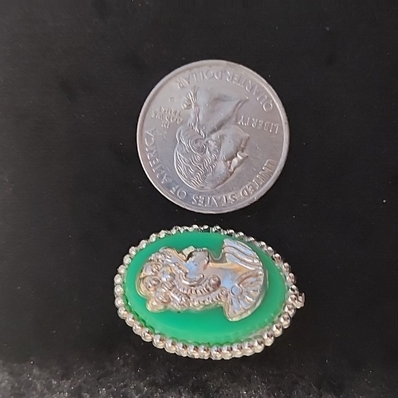Vintage Japan Plastic Cameo Brooch - Picture 3 of 3